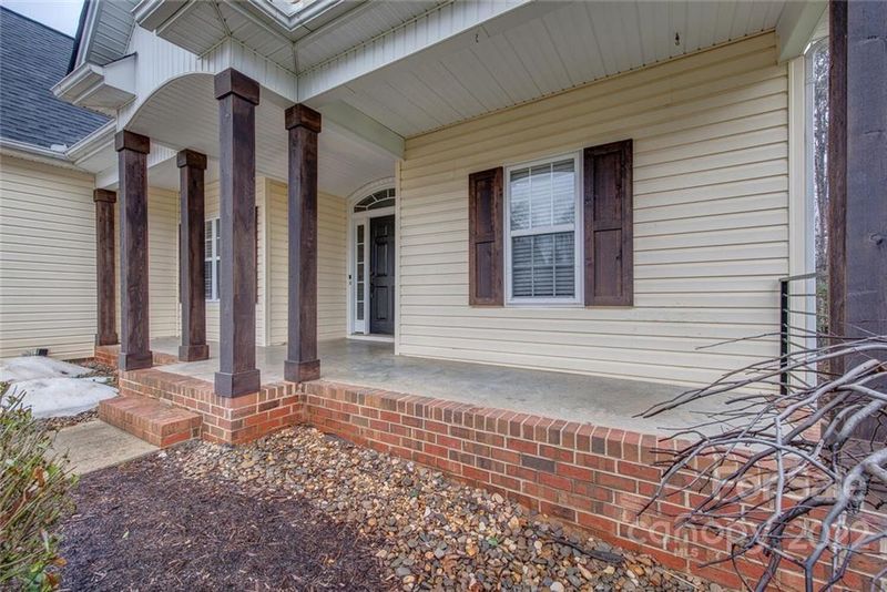 4055 River Falls Dr, Lowell, NC 28098