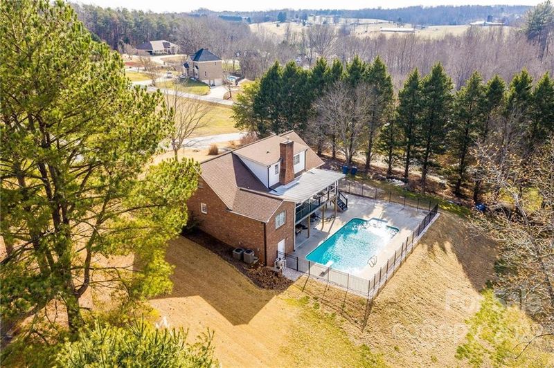 1441 Shirebourn Rd, Hickory, NC 28602