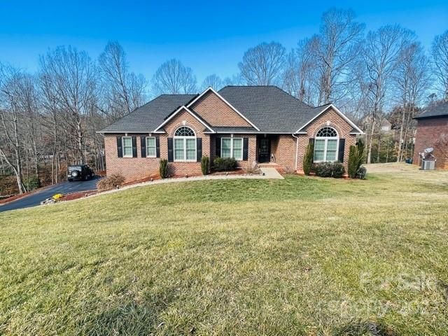 1534 Brookstone Dr, Hickory, NC 28602