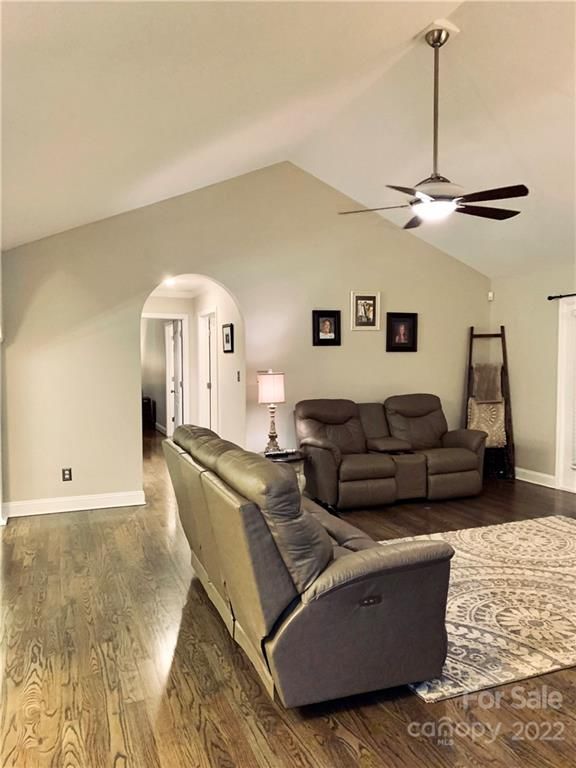1534 Brookstone Dr, Hickory, NC 28602