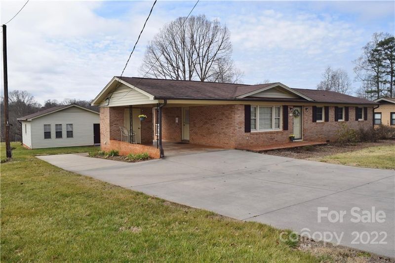 2107 Colonial Ln, Hickory, NC 28601