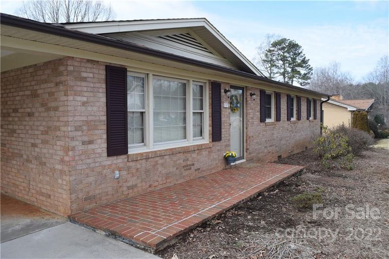 2107 Colonial Ln, Hickory, NC 28601