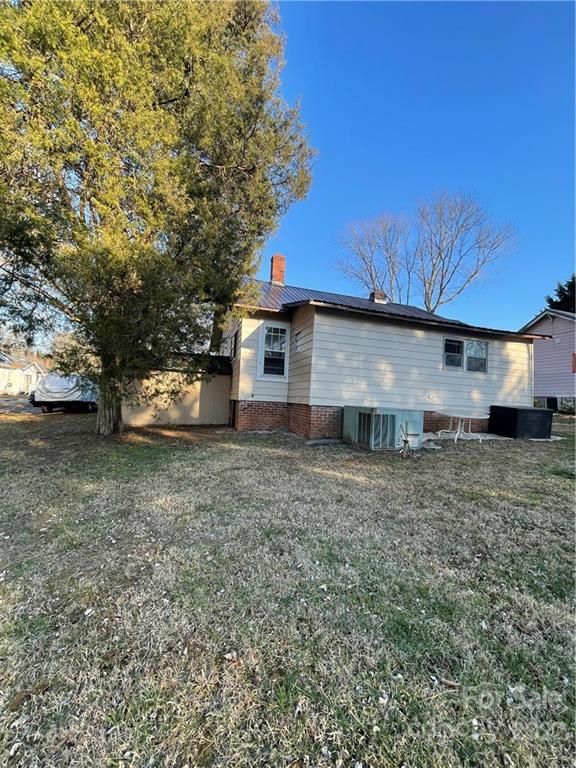 2318 N Shipp Ave, Newton, NC 28658
