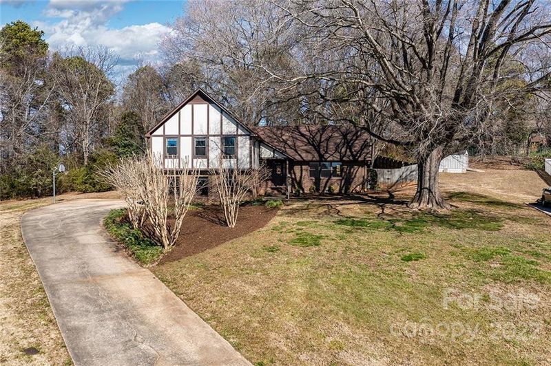 3720 9th Street Cir, Hickory, NC 28601