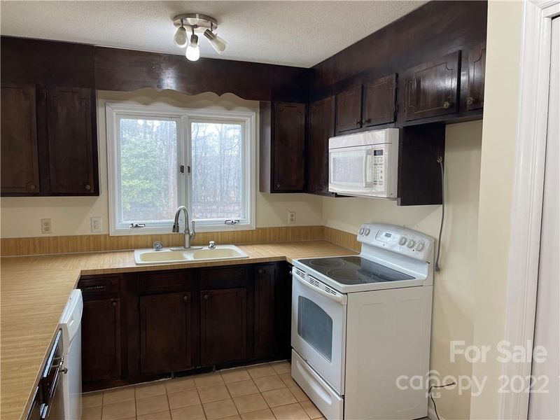 1862 Oleander Dr, Conover, NC 28613