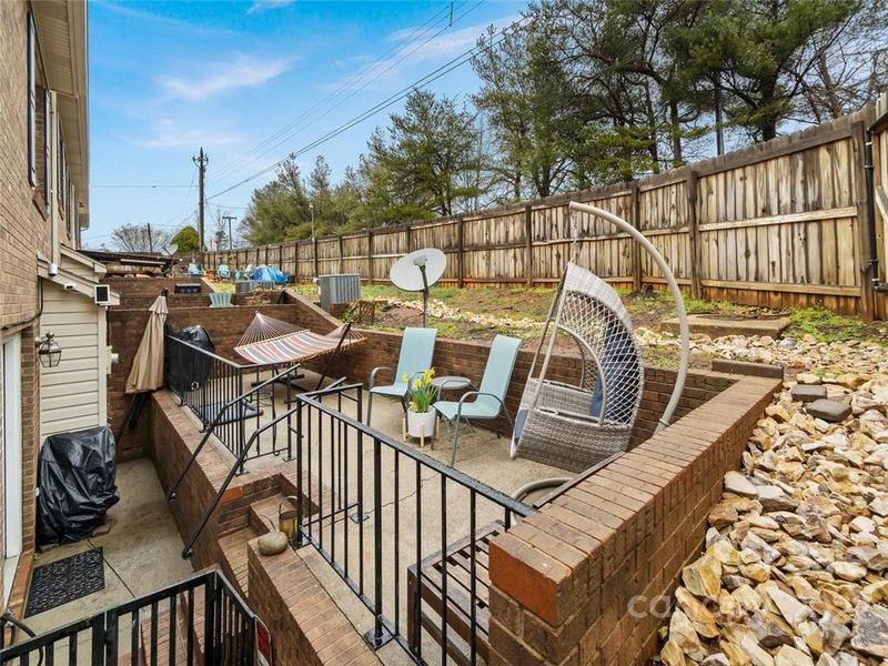2433 1st St NW, Hickory, NC 28601