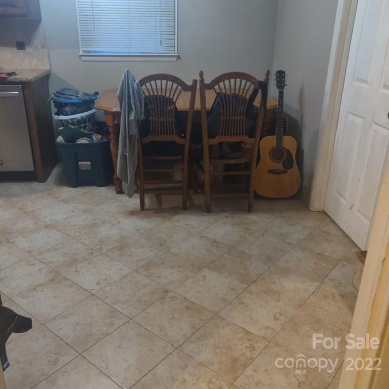 1250 Fieldcrest Dr, Hickory, NC 28602