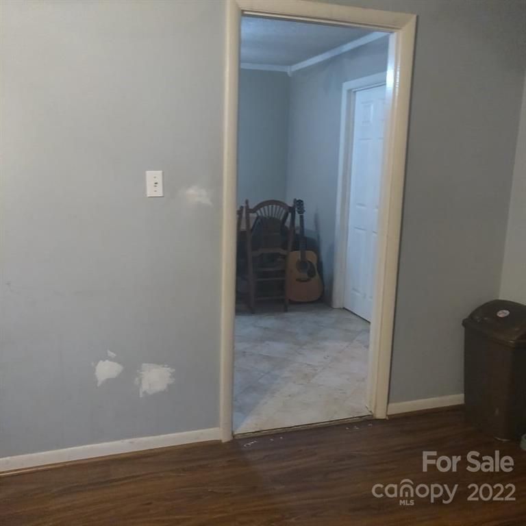 1250 Fieldcrest Dr, Hickory, NC 28602