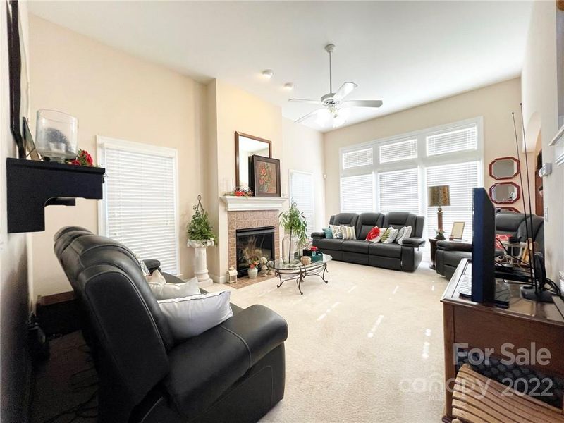 1395 Sweetbriar Ln, Hickory, NC 28602