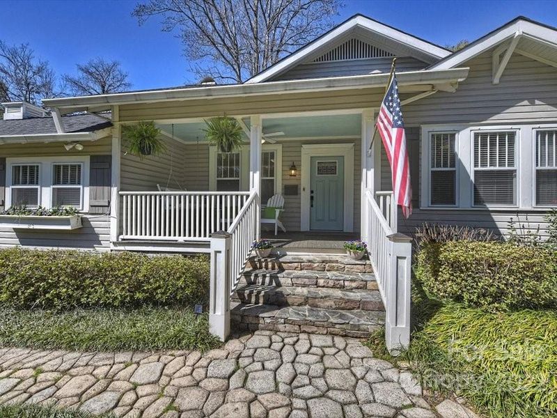2328 Sharon Rd, Charlotte, NC 28207