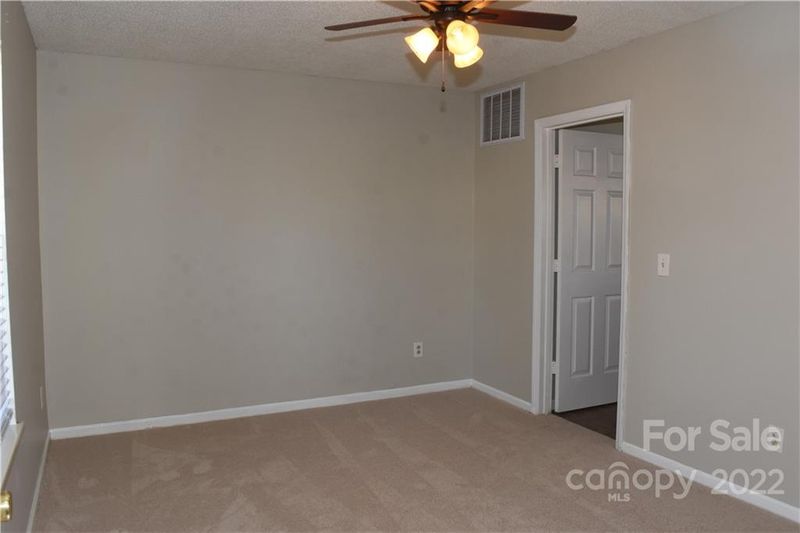 2325 Oak Leigh Dr, Charlotte, NC 28262