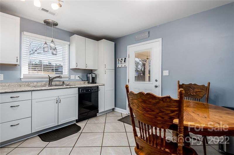 526 Stratford Rd, Troutman, NC 28166