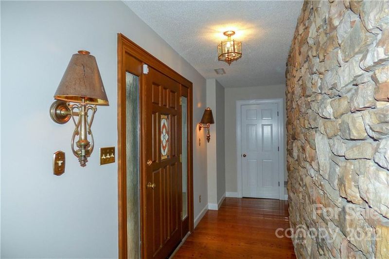 1740 5th Street Dr NW, Hickory, NC 28601