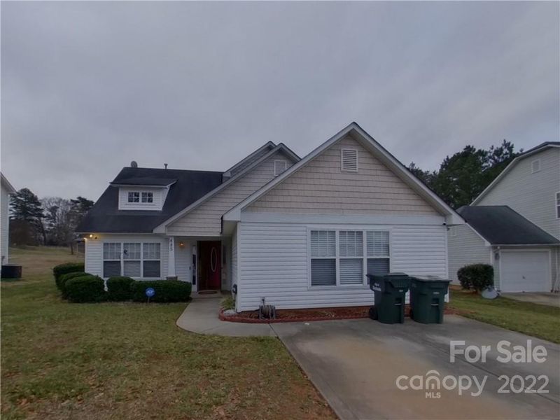 885 Raindrops Rd, Gastonia, NC 28054