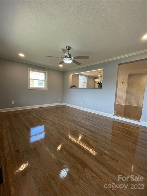 527 2nd St SW, Conover, NC 28613
