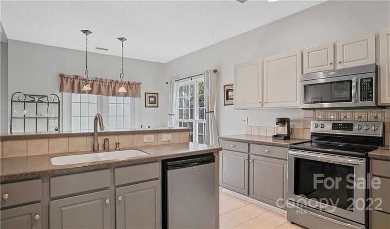 8725 Walden Ridge Dr, Charlotte, NC 28216