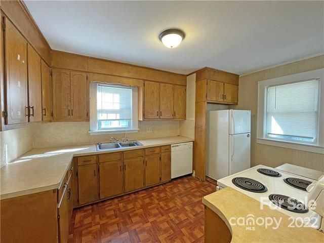 1214 11th St NE, Hickory, NC 28601