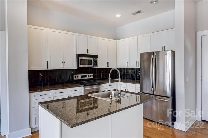 911 E 8th St, Charlotte, NC 28204
