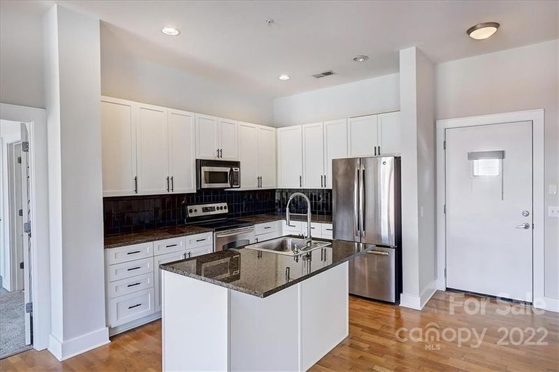 911 E 8th St, Charlotte, NC 28204