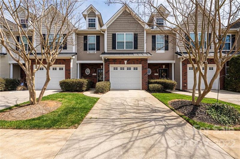2020 Talbot Ln, Hickory, NC 28602