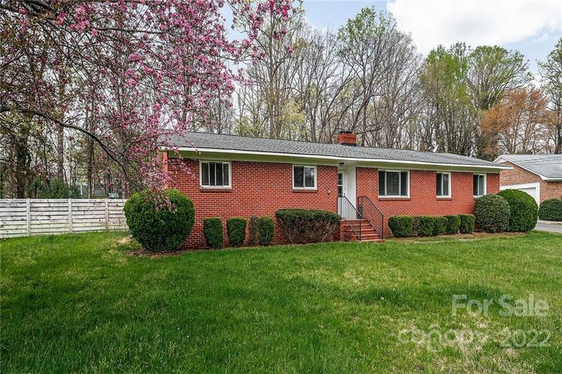 6001 Kinghurst Dr, Charlotte, NC 28227