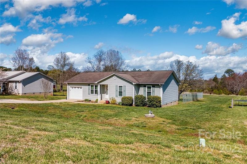 5046 Whitener Rd, Hickory, NC 28602