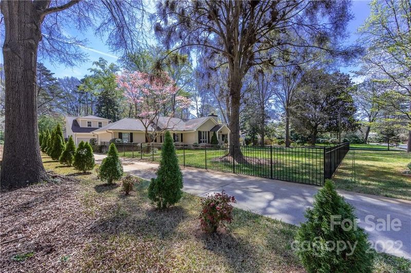 6025 Lansing Dr, Charlotte, NC 28270