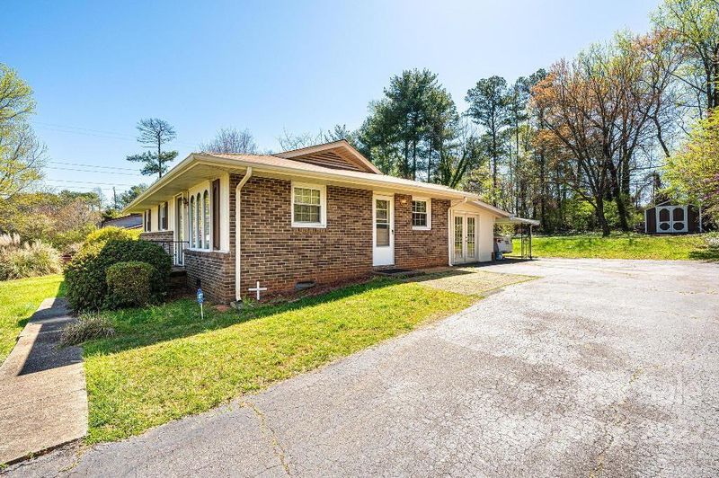 2420 22nd Ave NE, Hickory, NC 28601