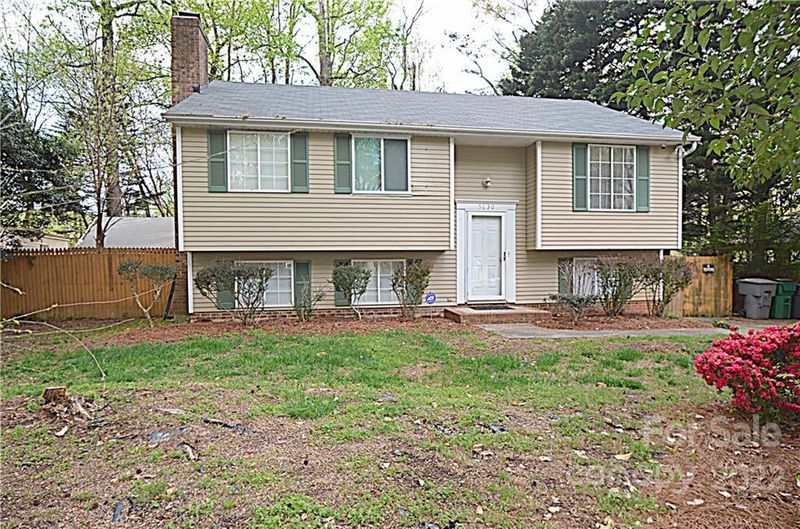 5830 Crossing King Dr, Charlotte, NC 28212