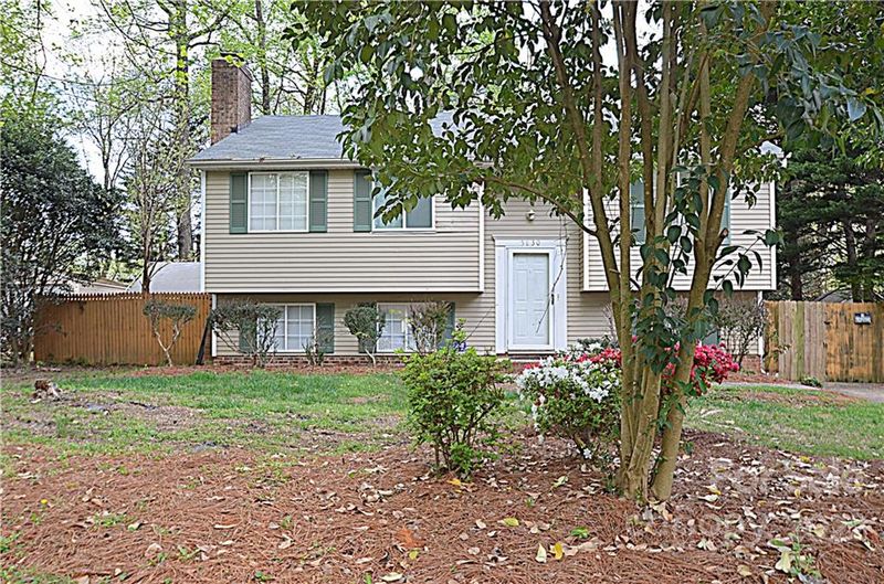 5830 Crossing King Dr, Charlotte, NC 28212