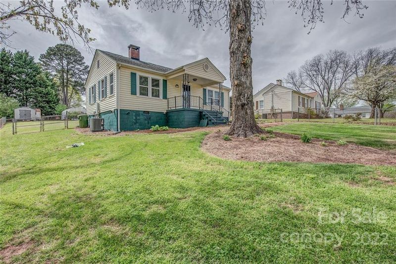 112 S Pine St, Lowell, NC 28098
