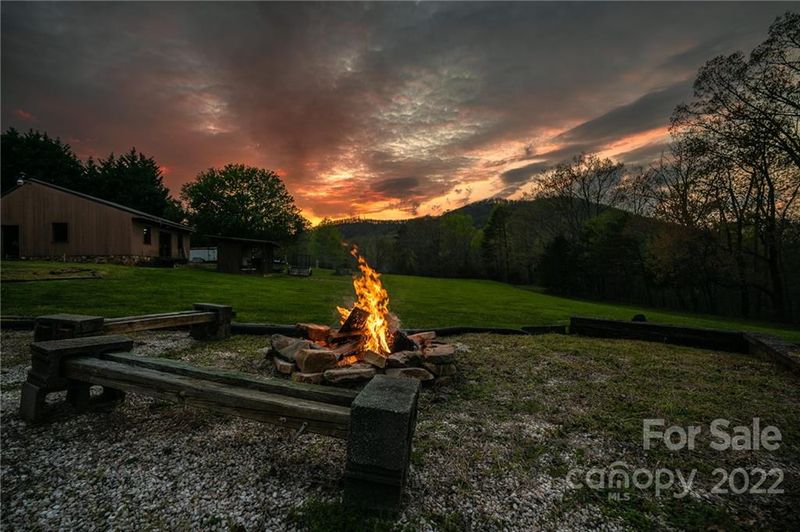 6000 Deerfield Ln, Hickory, NC 28602