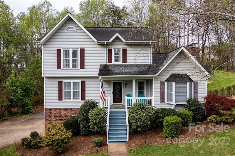 3916 Shakespeare Dr, Hickory, NC 28601