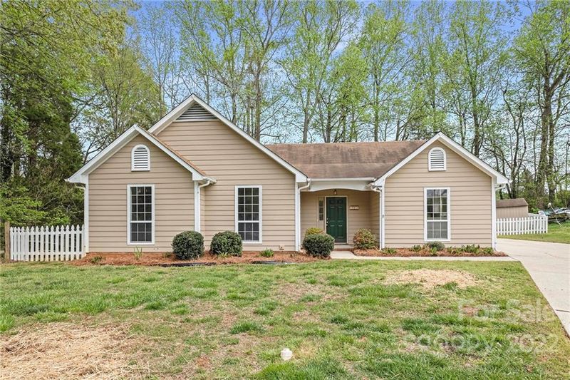 7401 Autumn Trail Dr, Charlotte, NC 28213