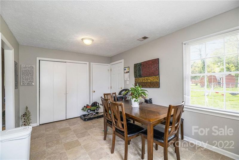 914 Iris Dr, Gastonia, NC 28056
