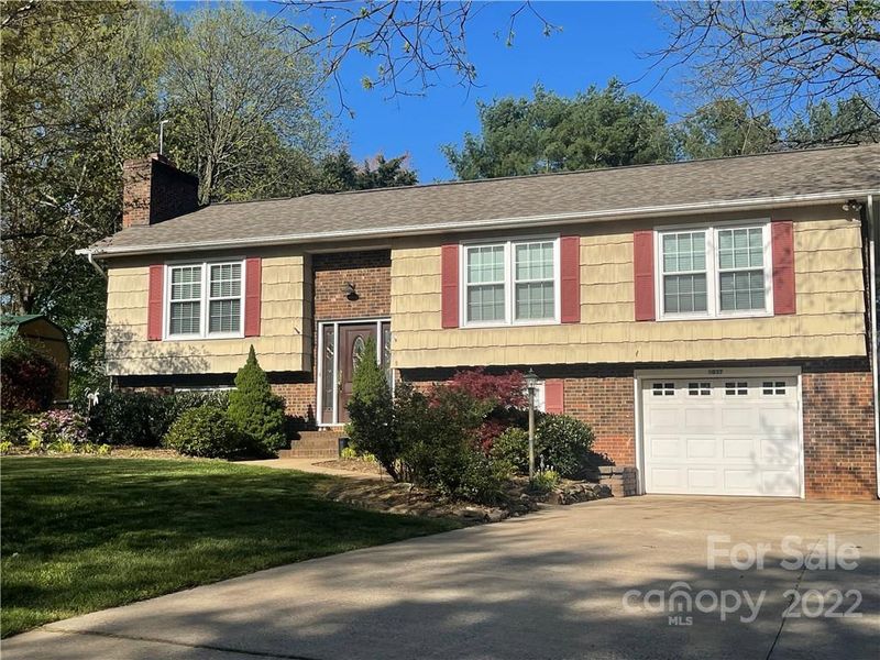 5037 Wallace Cir, Hickory, NC 28602