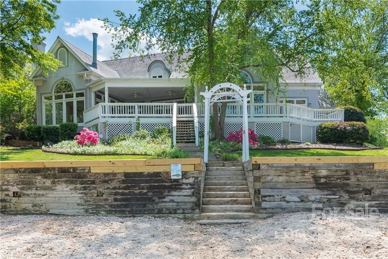 16009 Riverpointe Dr, Charlotte, NC 28278
