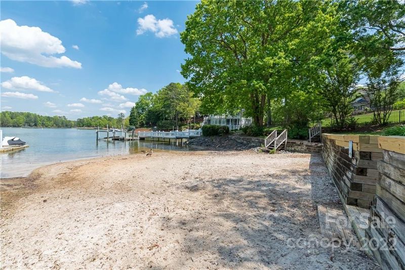 16009 Riverpointe Dr, Charlotte, NC 28278