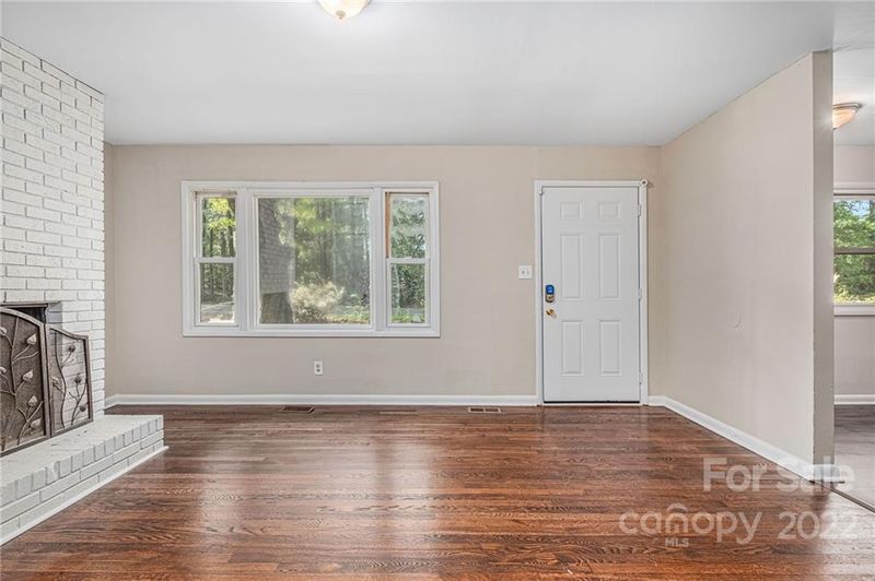 518 E Robinson St, Dallas, NC 28034