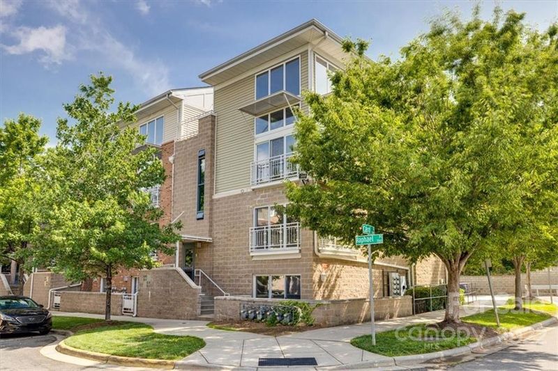 653 Raphael Pl, Charlotte, NC 28205