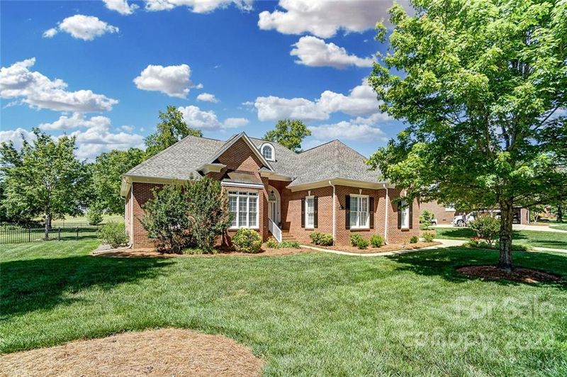 5391 Shannamara Dr, Matthews, NC 28104