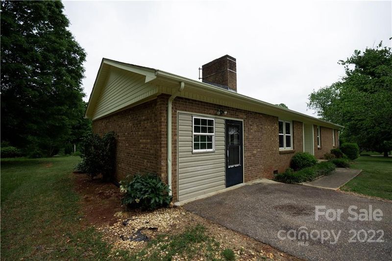 1517 Meadowbrook Dr, Newton, NC 28658