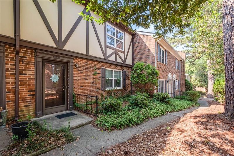 8823 Hunter Ridge Dr, Charlotte, NC 28226