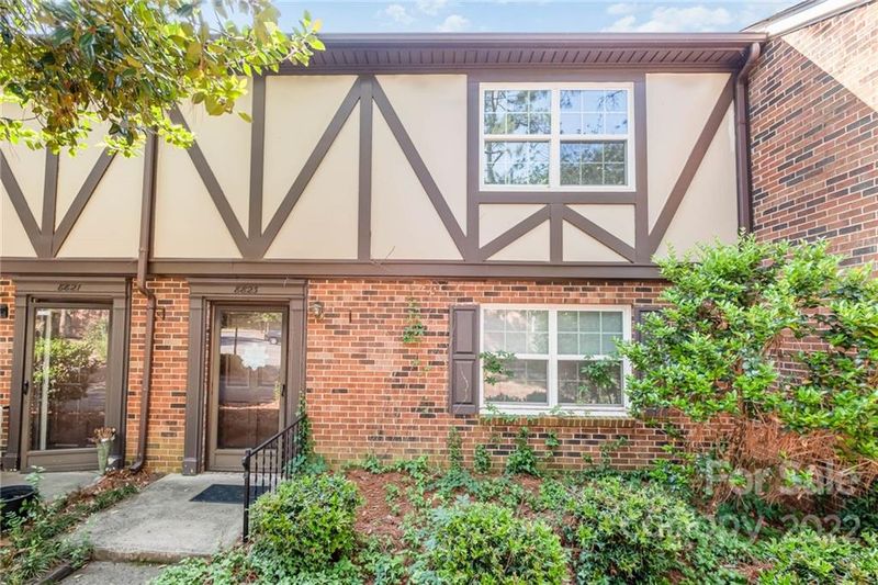 8823 Hunter Ridge Dr, Charlotte, NC 28226