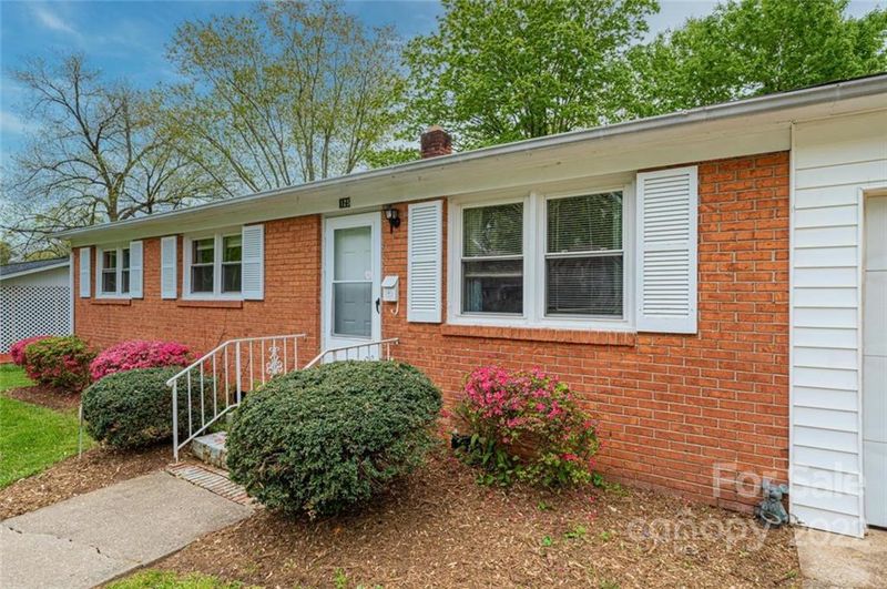125 21st Ave NE, Hickory, NC 28601