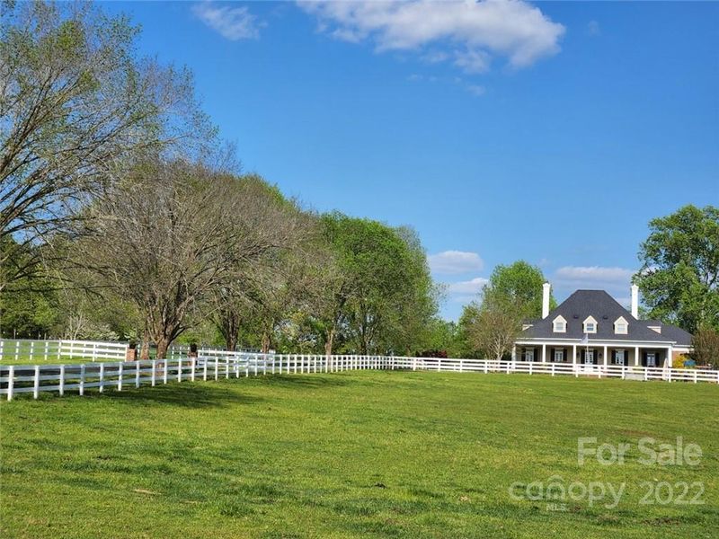 3674 River Rd, Hickory, NC 28602