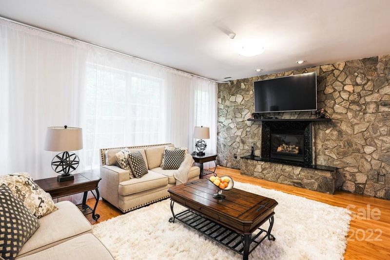 9442 Valley Rd, Charlotte, NC 28270