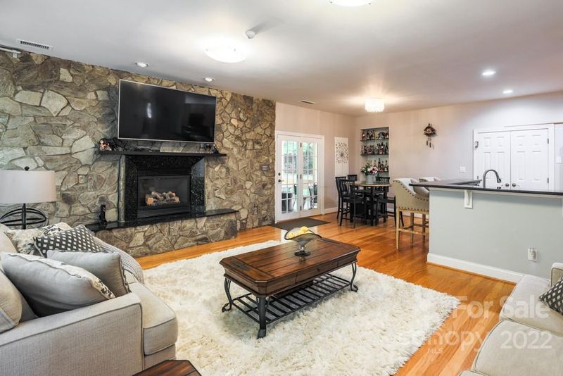 9442 Valley Rd, Charlotte, NC 28270