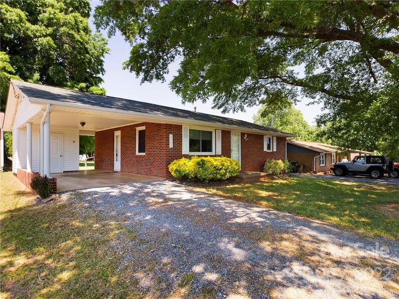 2263 9th Avenue Dr NE, Hickory, NC 28601