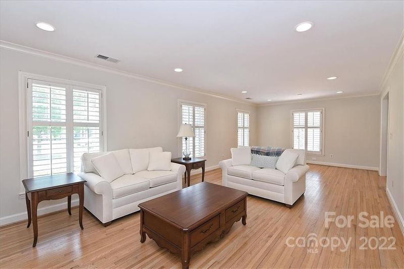 1025 Regency Dr, Charlotte, NC 28211